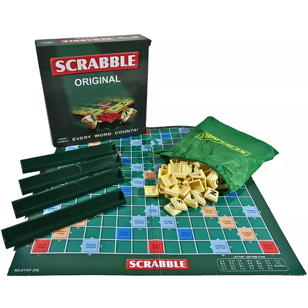 Scrabble Original, joc desfacut, vedere de aproape piese.